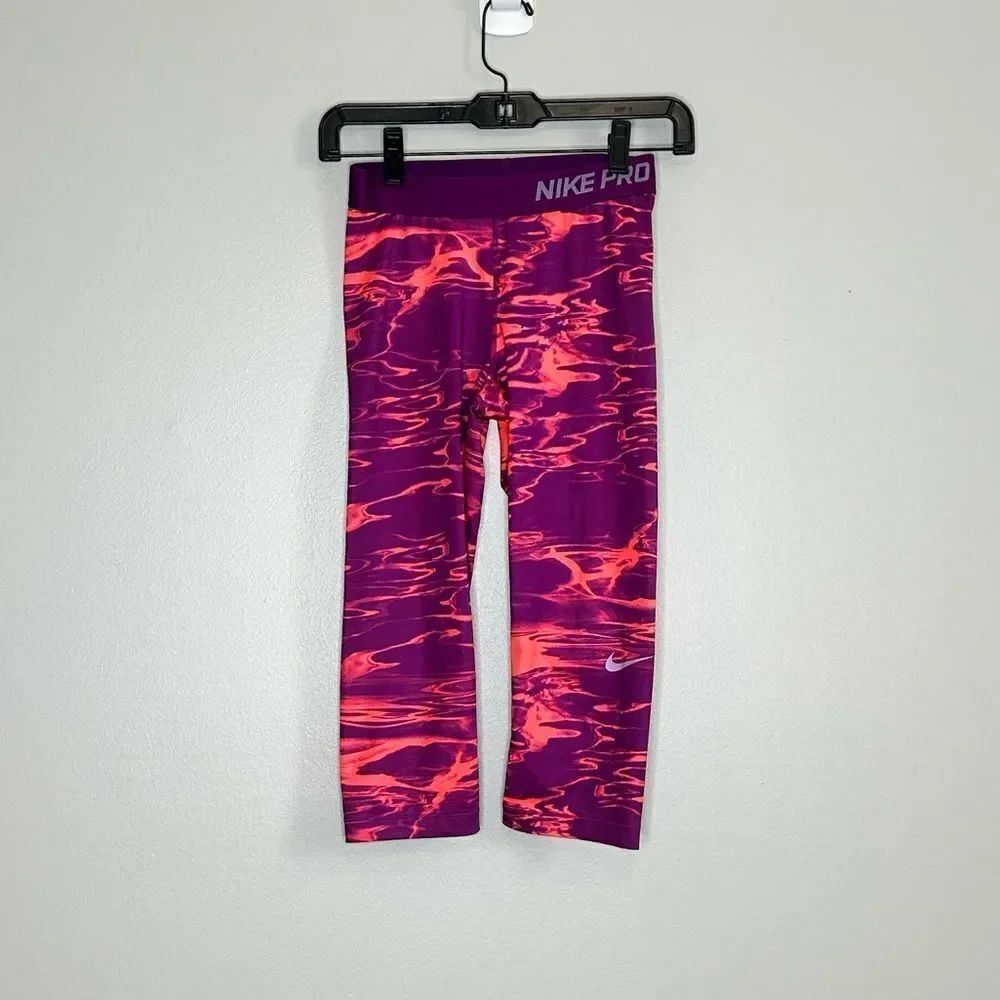 Nike Pro Capri Leggings - Picture 2 of 4